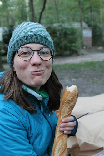 Lea glücklich mit ihrem Baguette