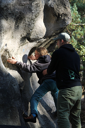 Die ersten Boulderversuche am Fels machen Spaß.